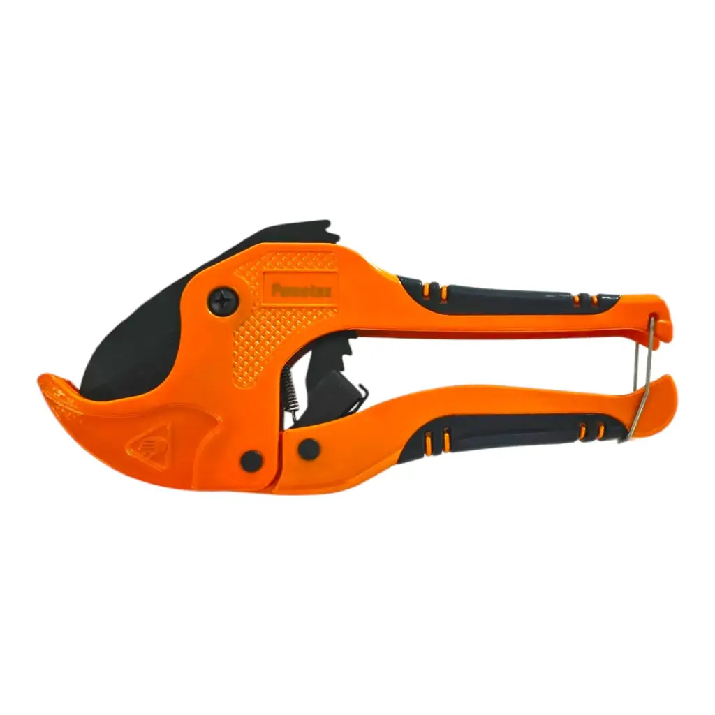 [SW-8133005] CORTADOR DE TUBO DE PLÁSTICO Cuerpo de aluminio y mango Comfort Grip,Sistema de matraca con apertura automática,Cortes de precisión, limpios y libres de rebabas de PVC, CPVC, PP R, PEX, POLY, PE y mangueras de goma,Para cortes en tubo de pared delgada, se recomienda girar el tubo para fácilitar el trabajo 1 5/8”